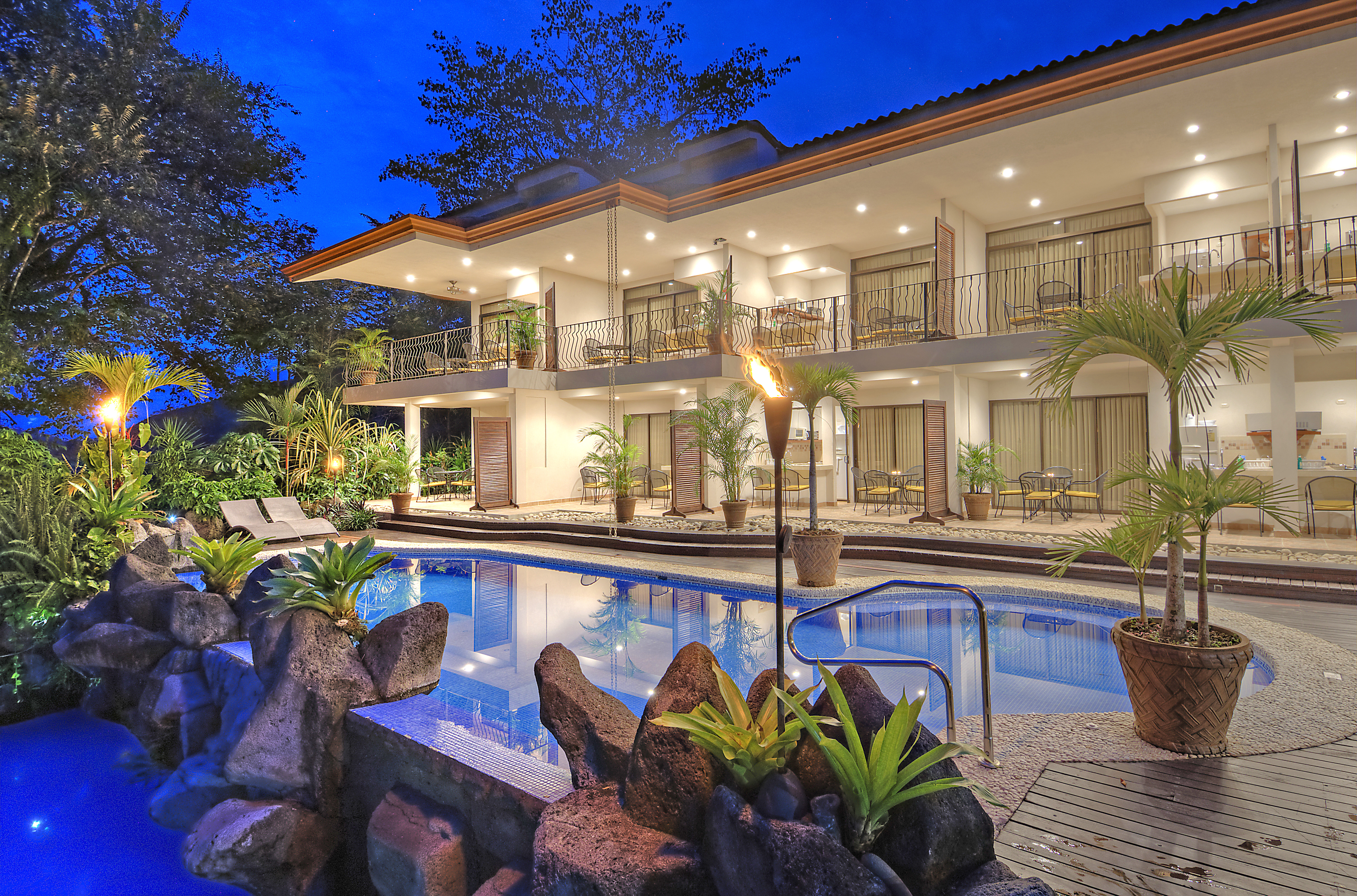 hotelpumilio-pool-jungle